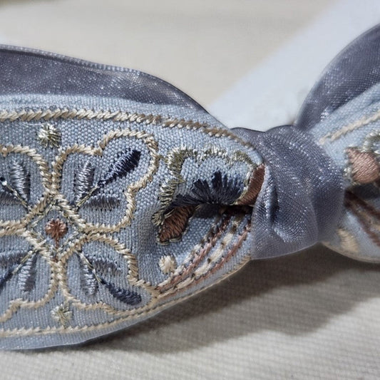 灰銀色刺繡緞帶蝴蝶結