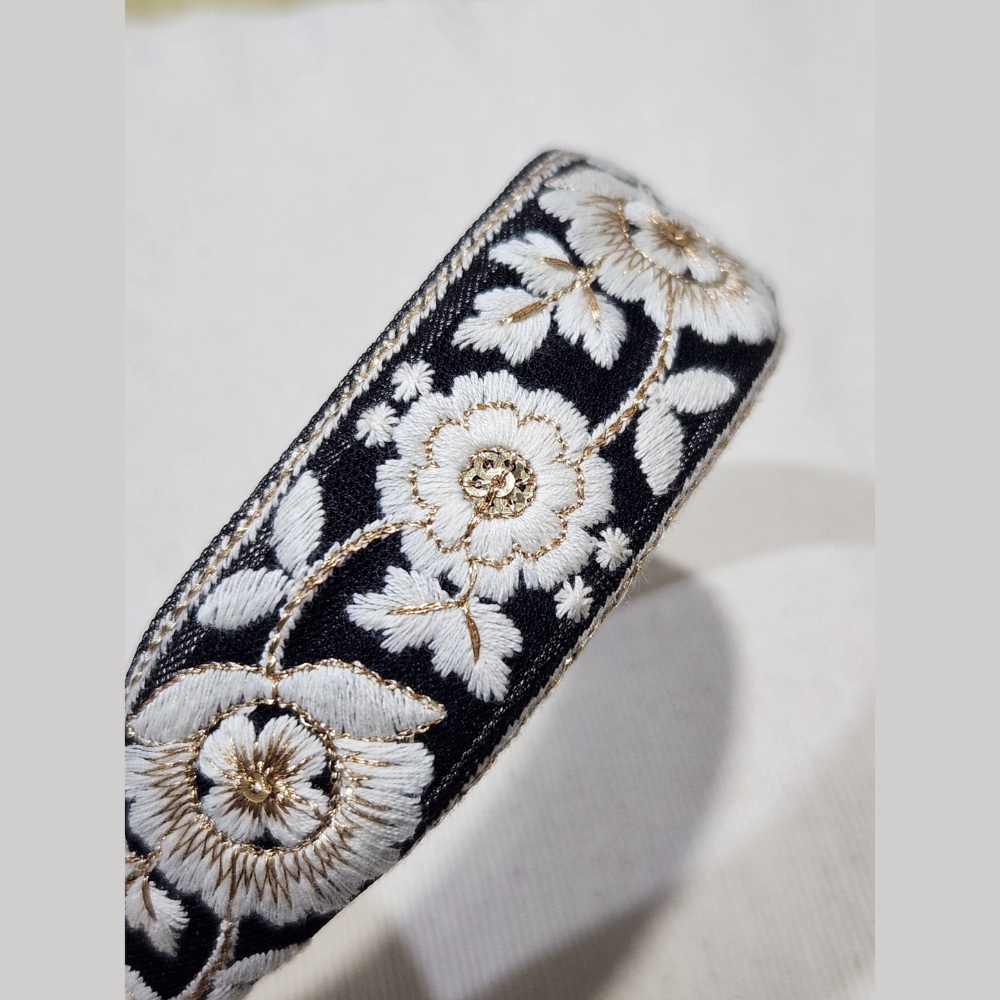 白花鑲金線・黑色刺繡緞帶寬髮箍