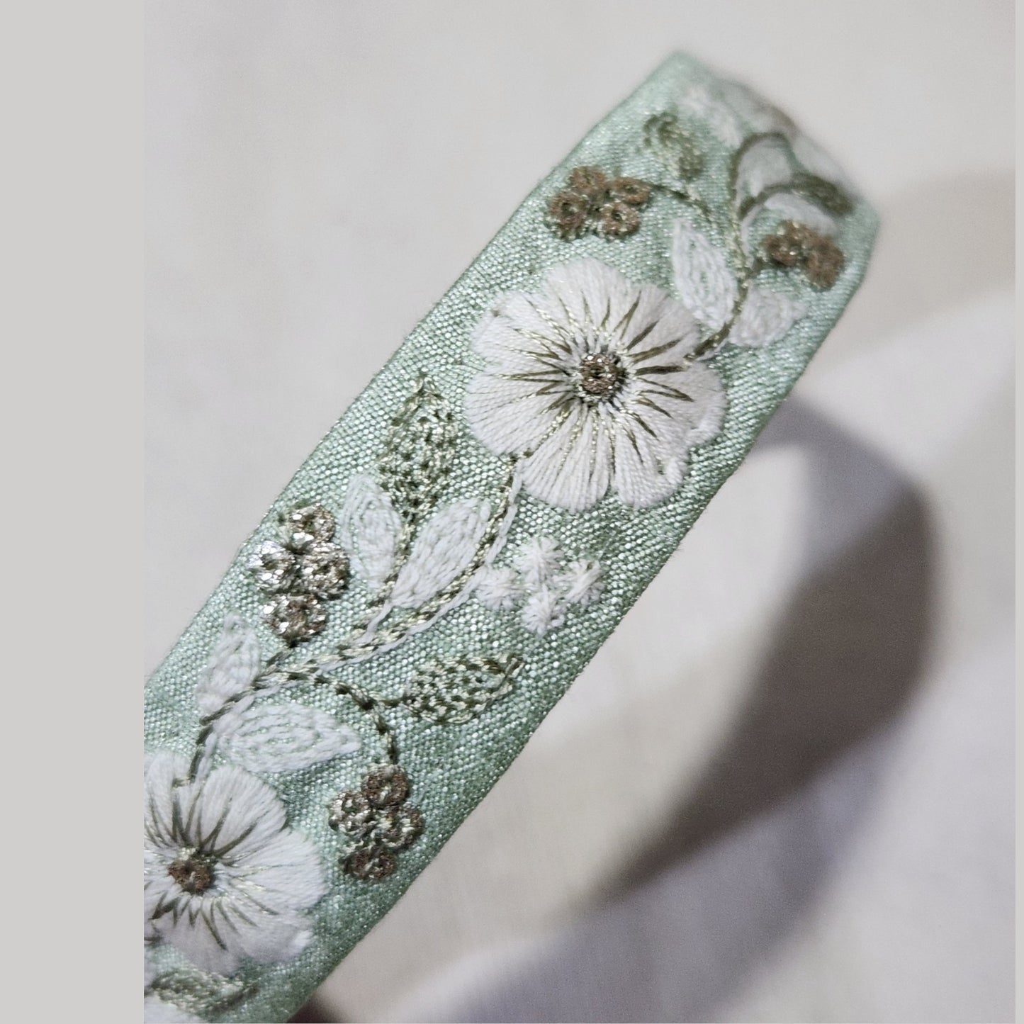 淡綠白花・綠色刺繡緞帶髮箍