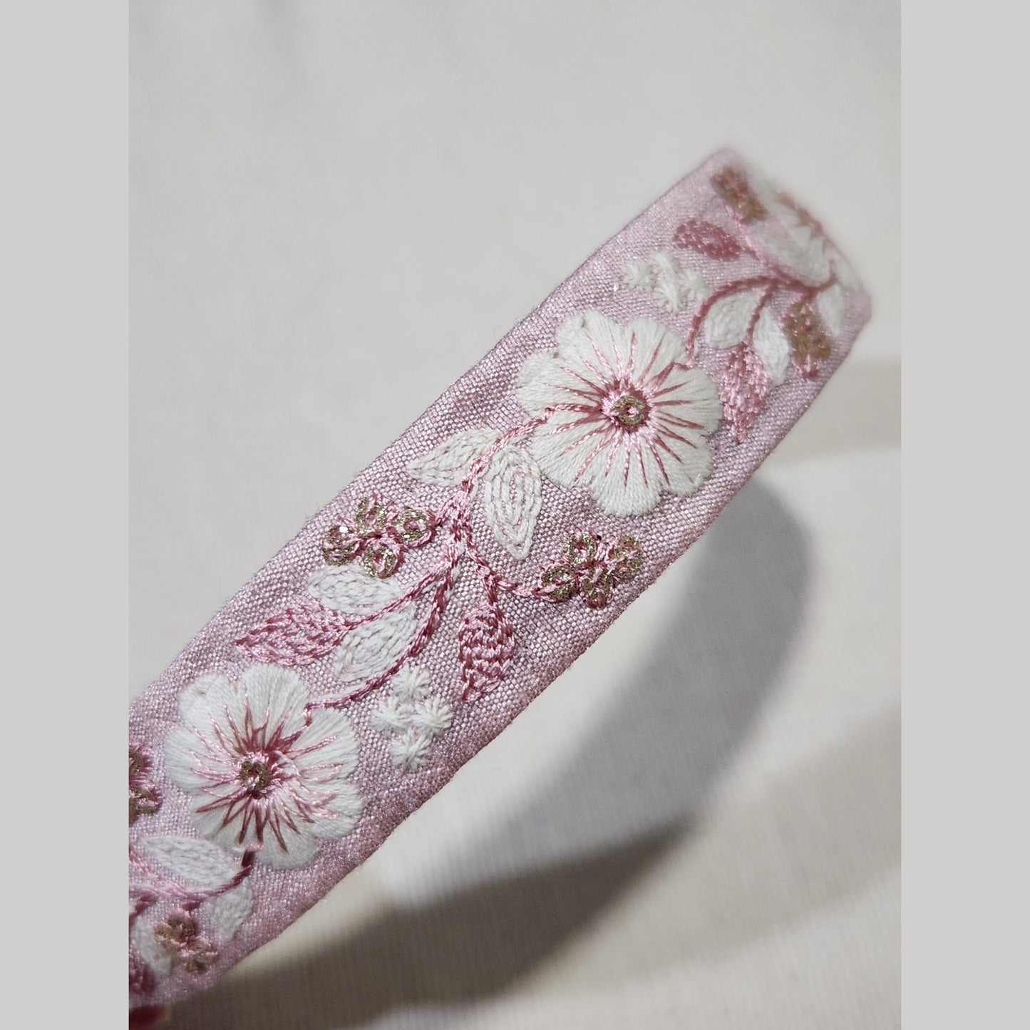 淡粉白花・粉紅色刺繡緞帶髮箍
