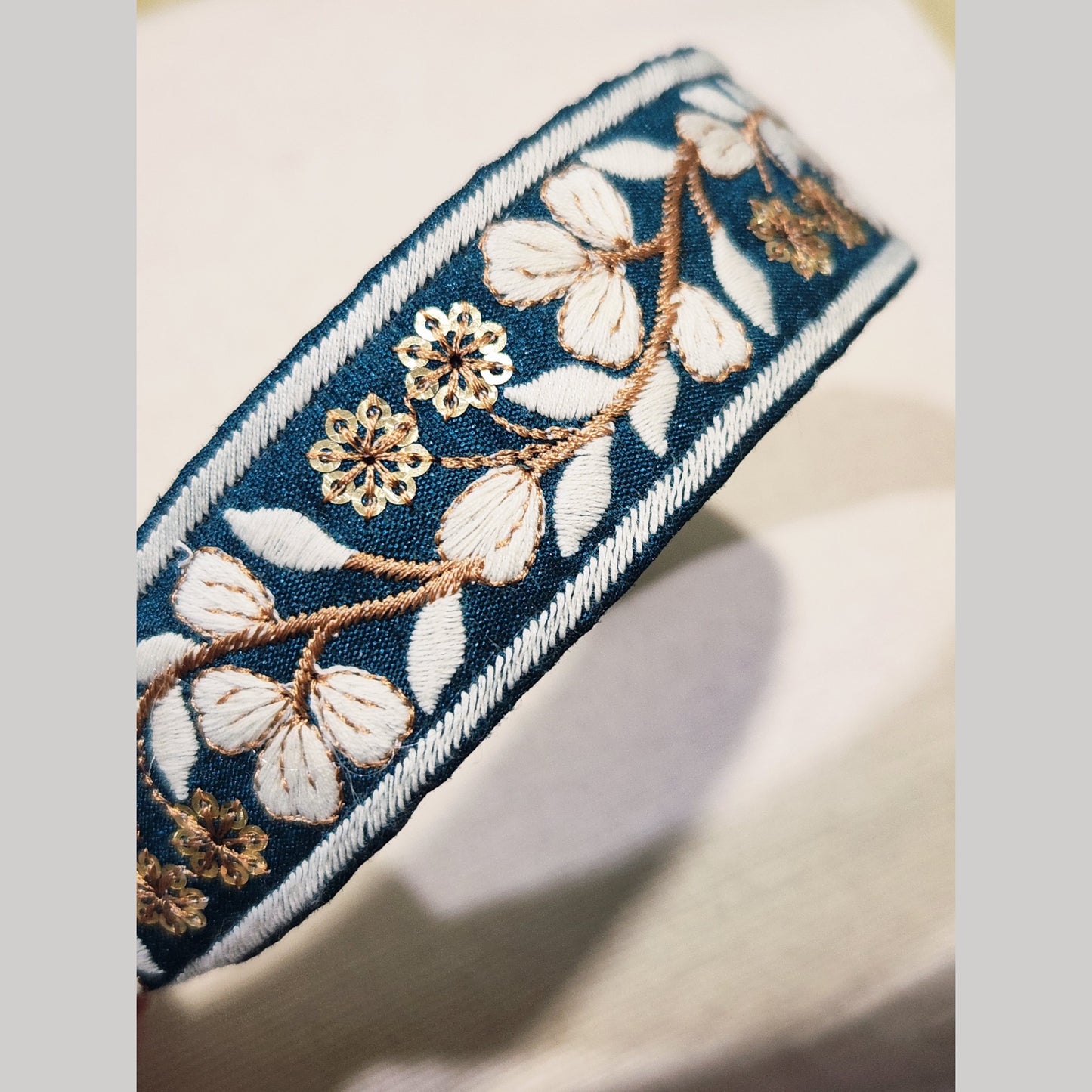 白葉白邊・孔雀藍刺繡緞帶髮箍
