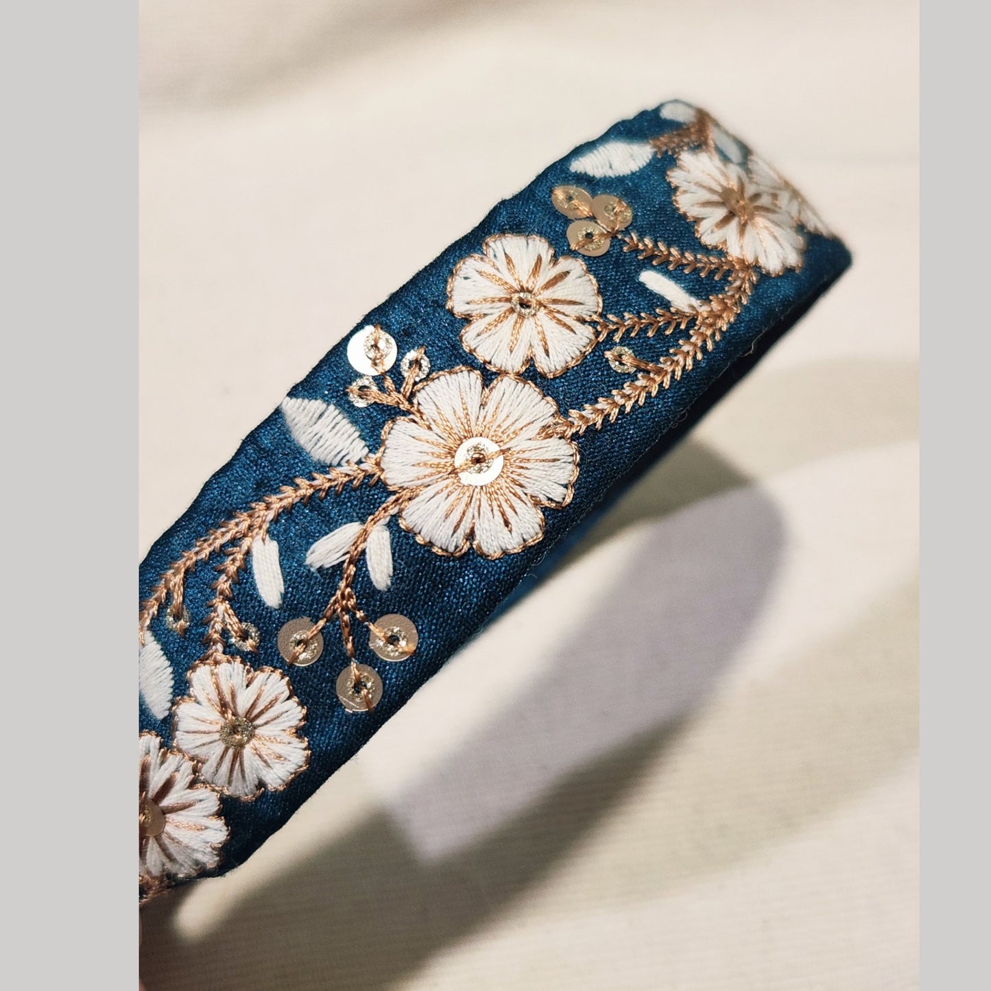 白花藤蔓・孔雀藍刺繡緞帶髮箍