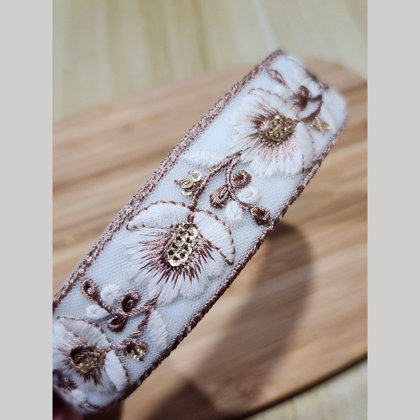 白花銅邊・白色刺繡緞帶髮箍