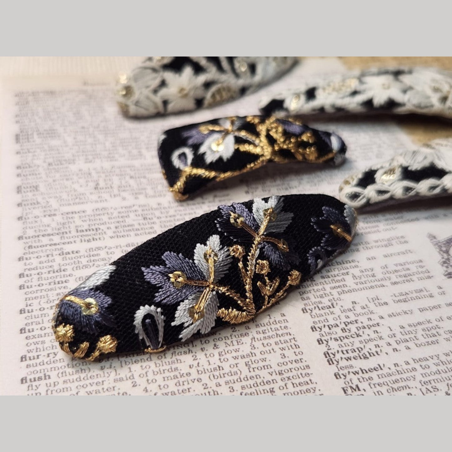 金藤灰花・黑色刺繡緞帶髮夾 (BB夾)