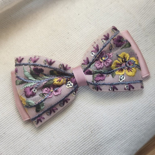 春日花園。刺繡緞帶蝴蝶結髮飾