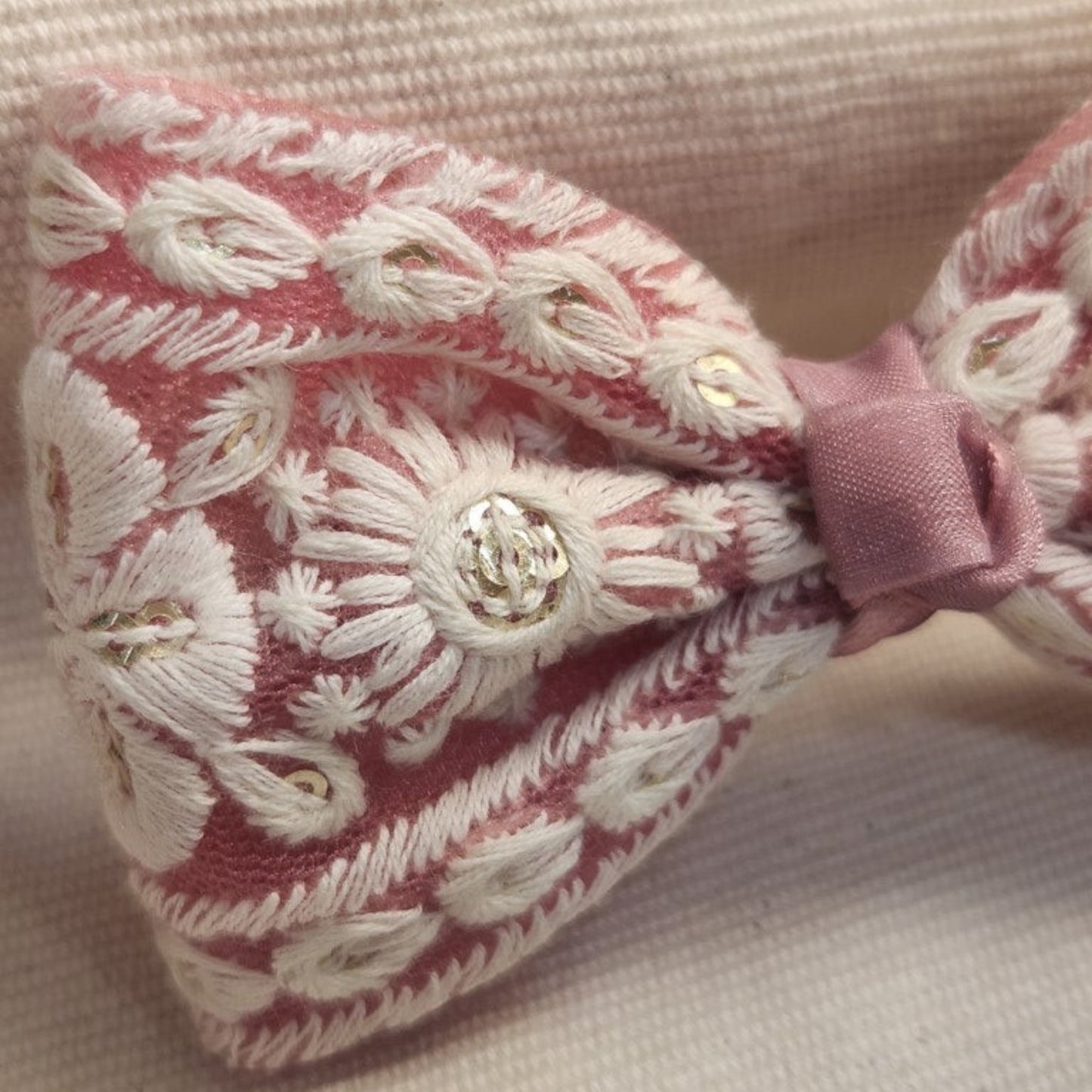 粉紅白花。刺繡緞帶蝴蝶結髮飾
