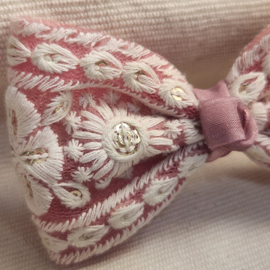 粉紅白花。刺繡緞帶蝴蝶結髮飾