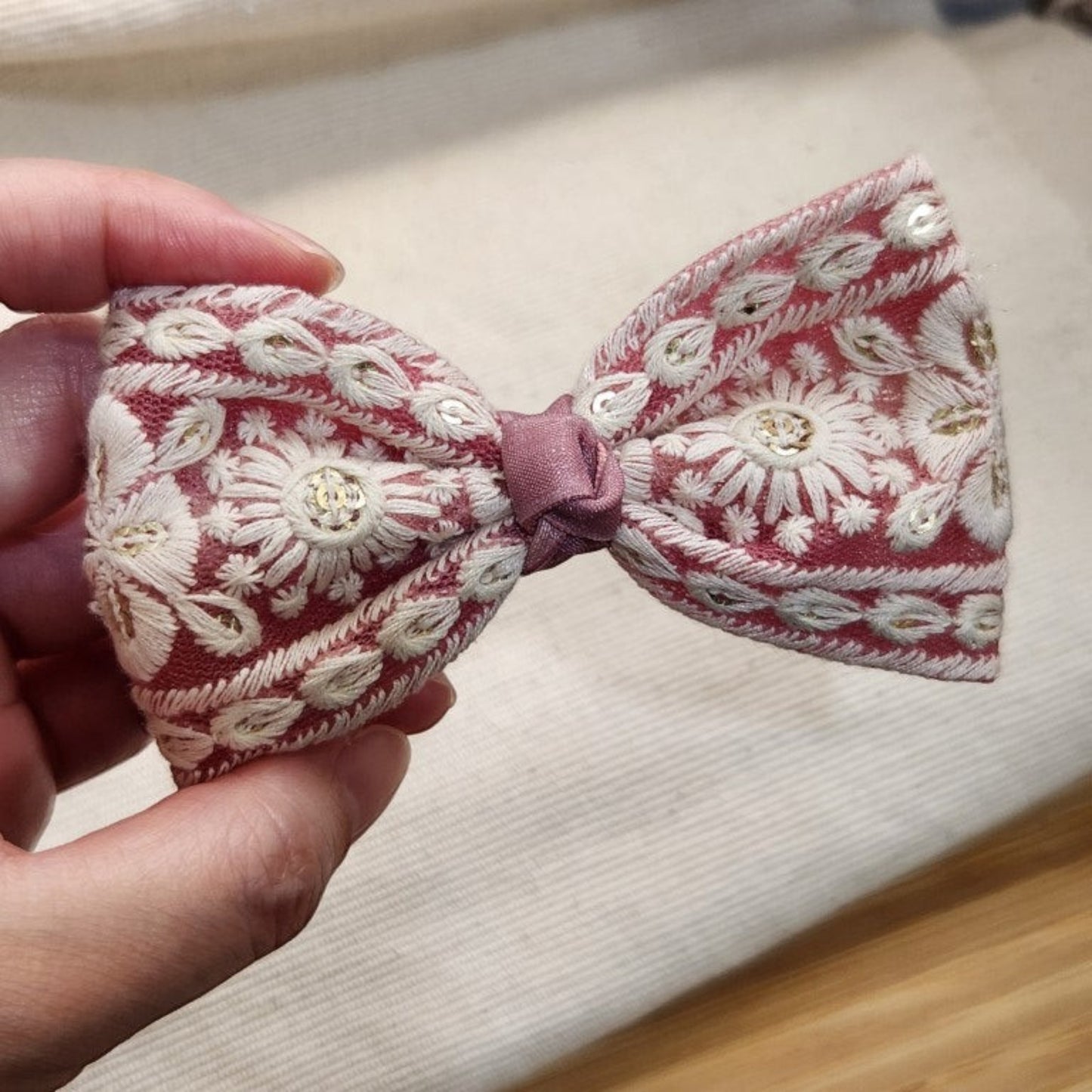 粉紅白花。刺繡緞帶蝴蝶結髮飾