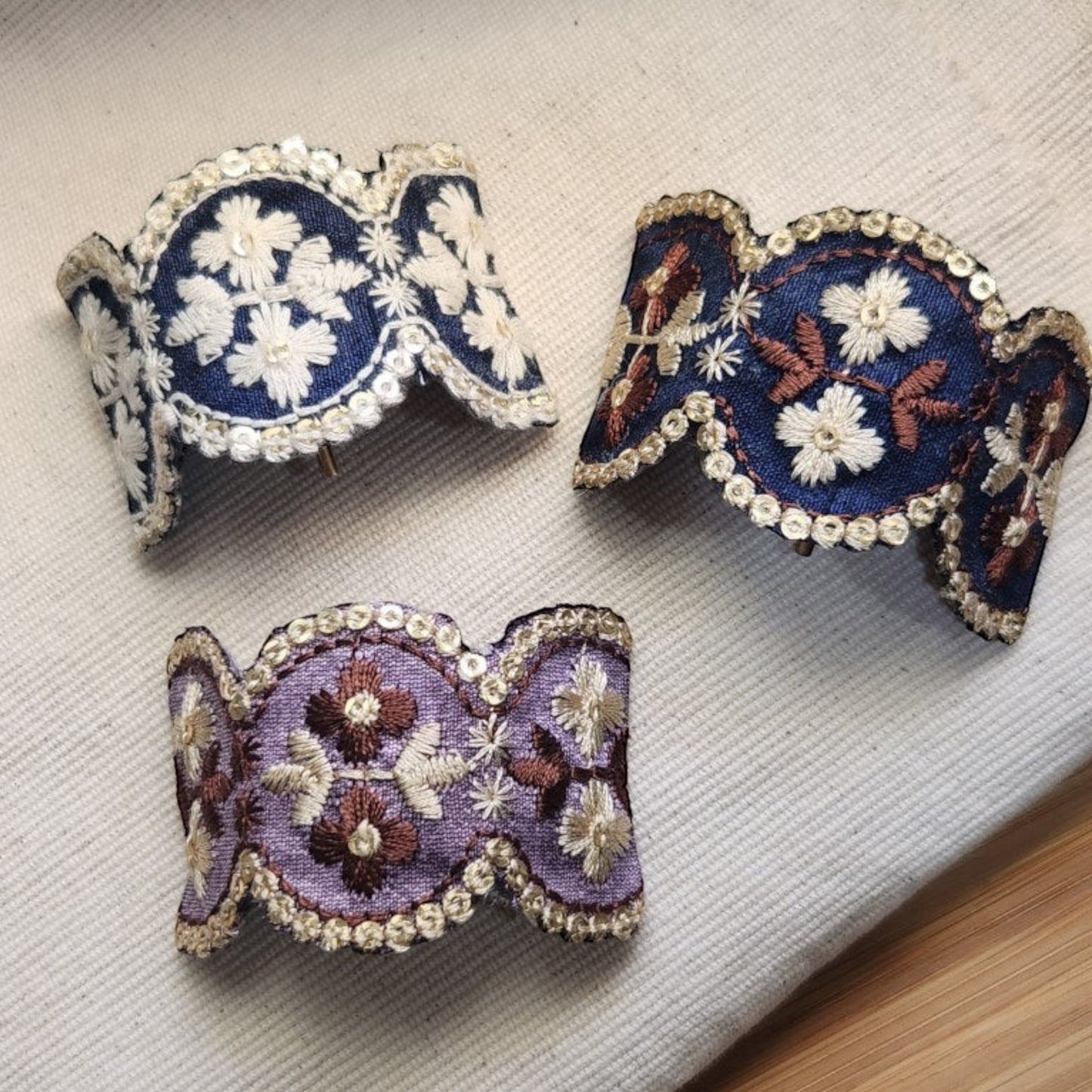 古典花園・刺繡緞帶馬尾勾 (可自行調整彎度)