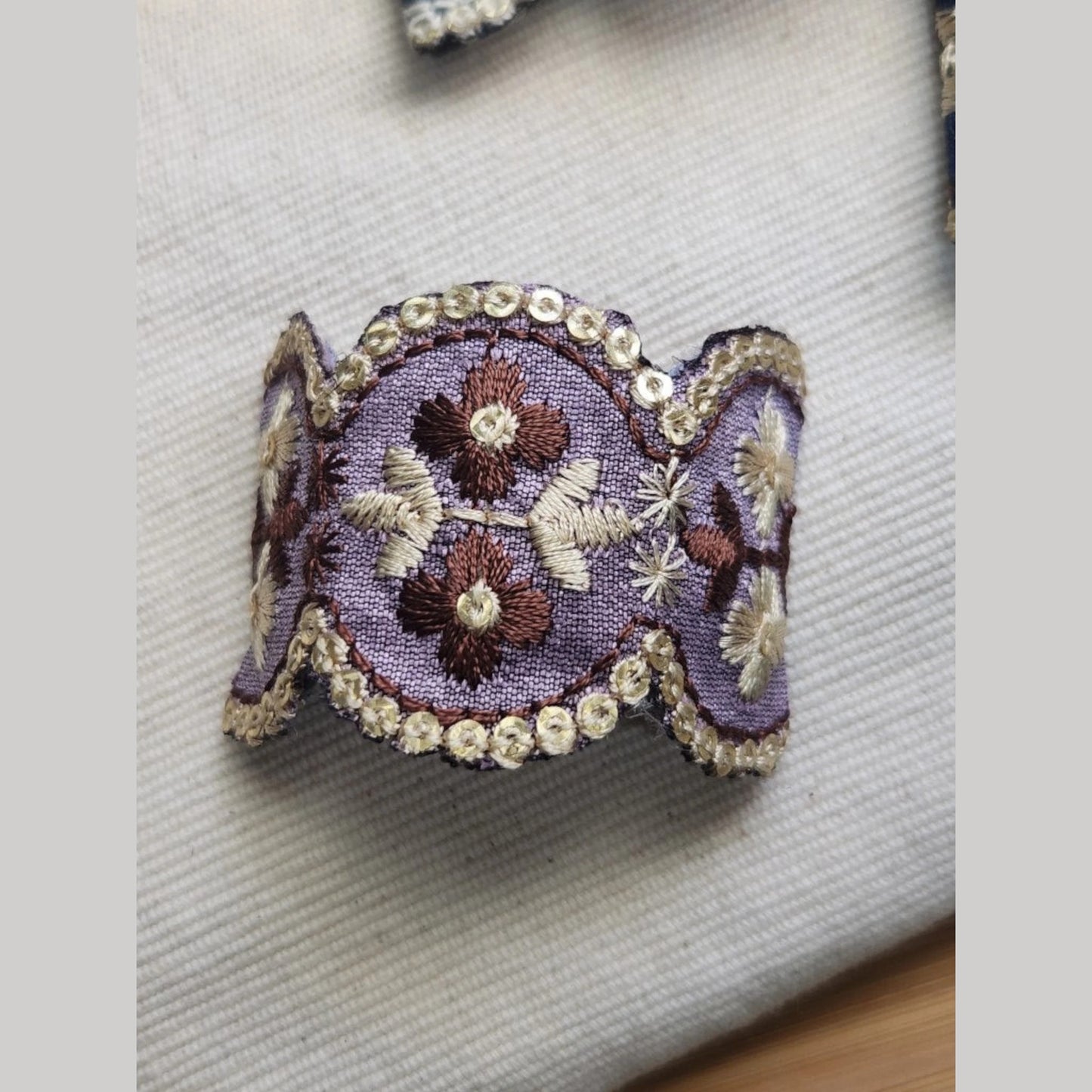 古典花園・刺繡緞帶馬尾勾 (可自行調整彎度)