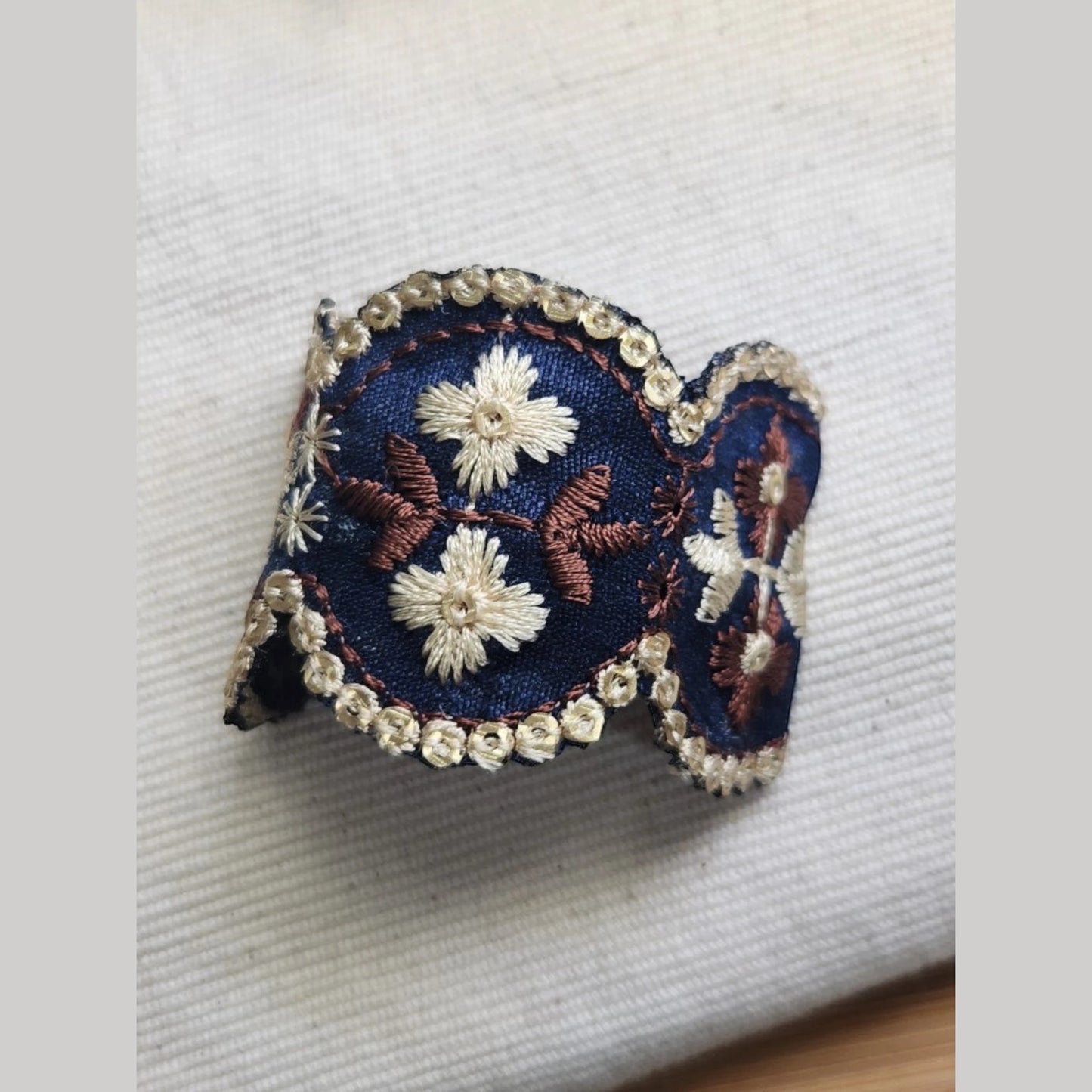 古典花園・刺繡緞帶馬尾勾 (可自行調整彎度)