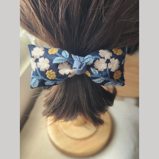 靛藍花園・刺繡緞帶澎澎蝴蝶結髮圈