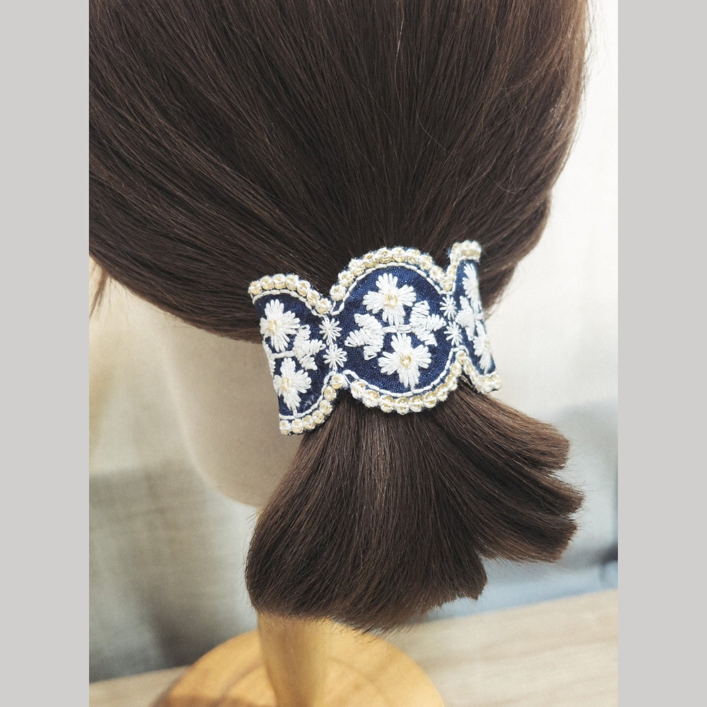 古典花園・刺繡緞帶馬尾勾 (可自行調整彎度)