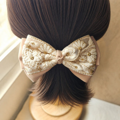 Angelica Handmade 典雅春杏色刺繡緞帶蝴蝶結髮飾，精緻花卉刺繡搭配柔美緞帶，展現優雅氣質。