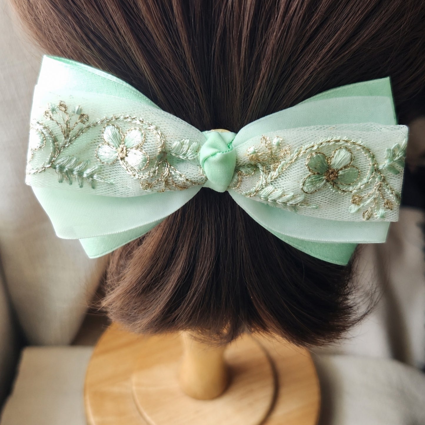 Angelica Handmade 薄荷綠刺繡緞帶蝴蝶結髮夾，結合精緻花卉刺繡與紗質緞帶，呈現優雅清新風格