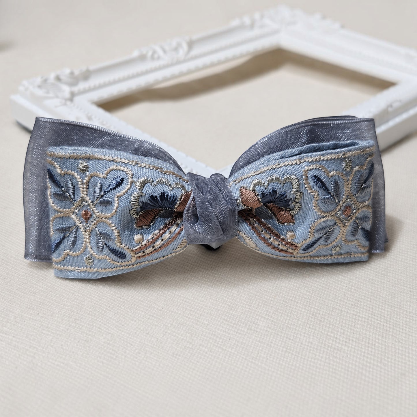 Angelica Handmade 銀灰色刺繡緞帶蝴蝶結，採用印度製精緻花卉刺繡與透光緞帶手工製作，優雅復古風格髮飾。