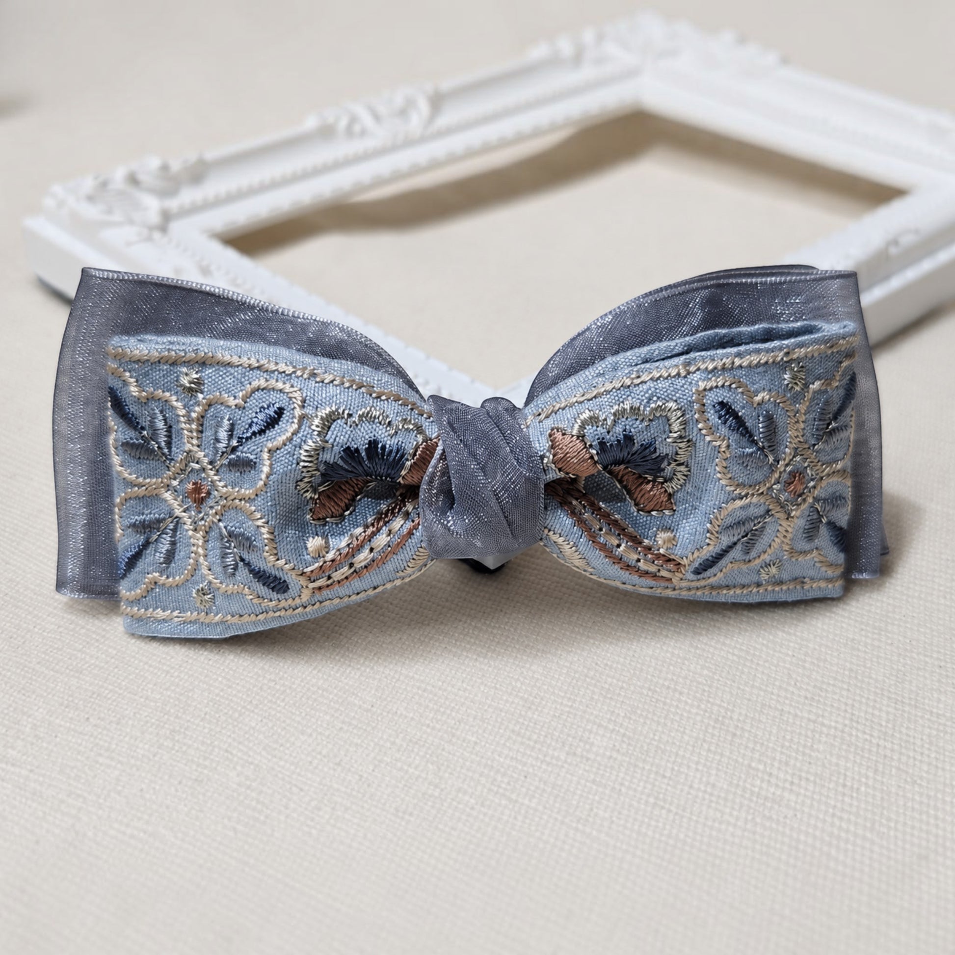 Angelica Handmade 銀灰色刺繡緞帶蝴蝶結，採用印度製精緻花卉刺繡與透光緞帶手工製作，優雅復古風格髮飾。