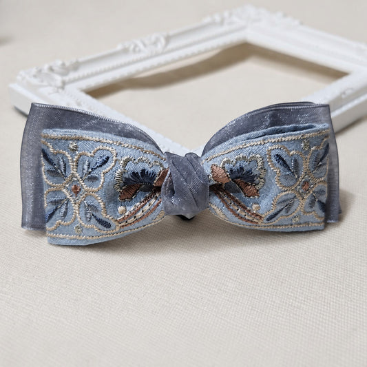 Angelica Handmade 銀灰色刺繡緞帶蝴蝶結，採用印度製精緻花卉刺繡與透光緞帶手工製作，優雅復古風格髮飾。
