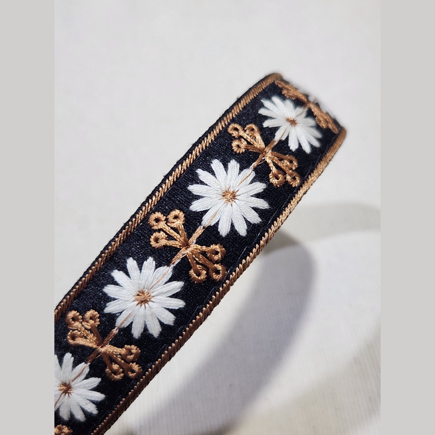 白花・黑色刺繡緞帶髮箍
