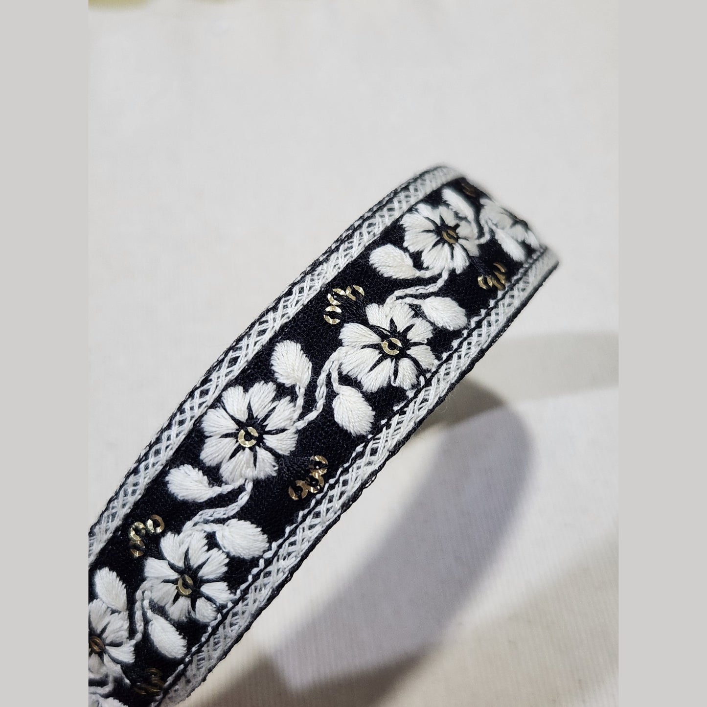 白花白邊・黑色刺繡緞帶髮箍