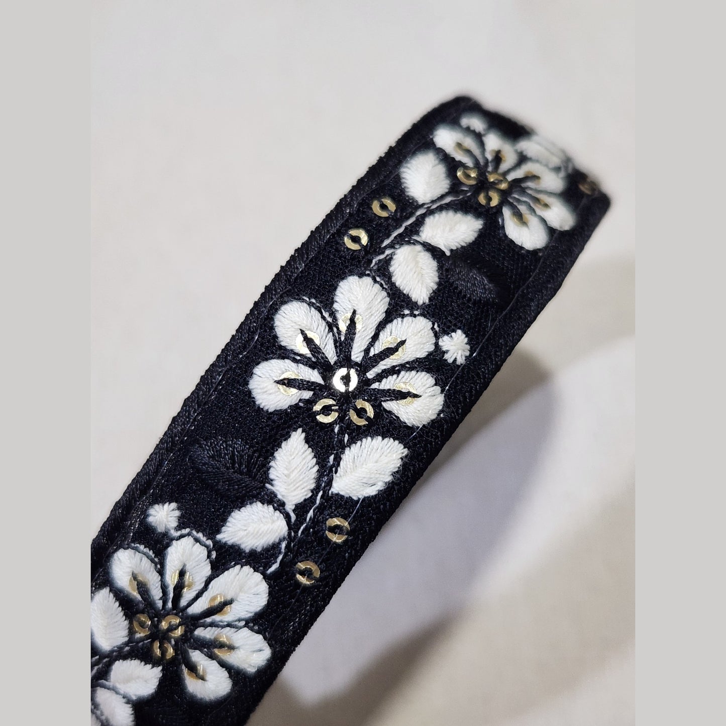 金蕊白花・黑色刺繡緞帶髮箍