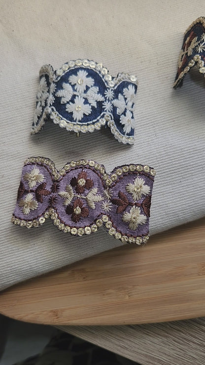 古典花園・刺繡緞帶馬尾勾 (可自行調整彎度)