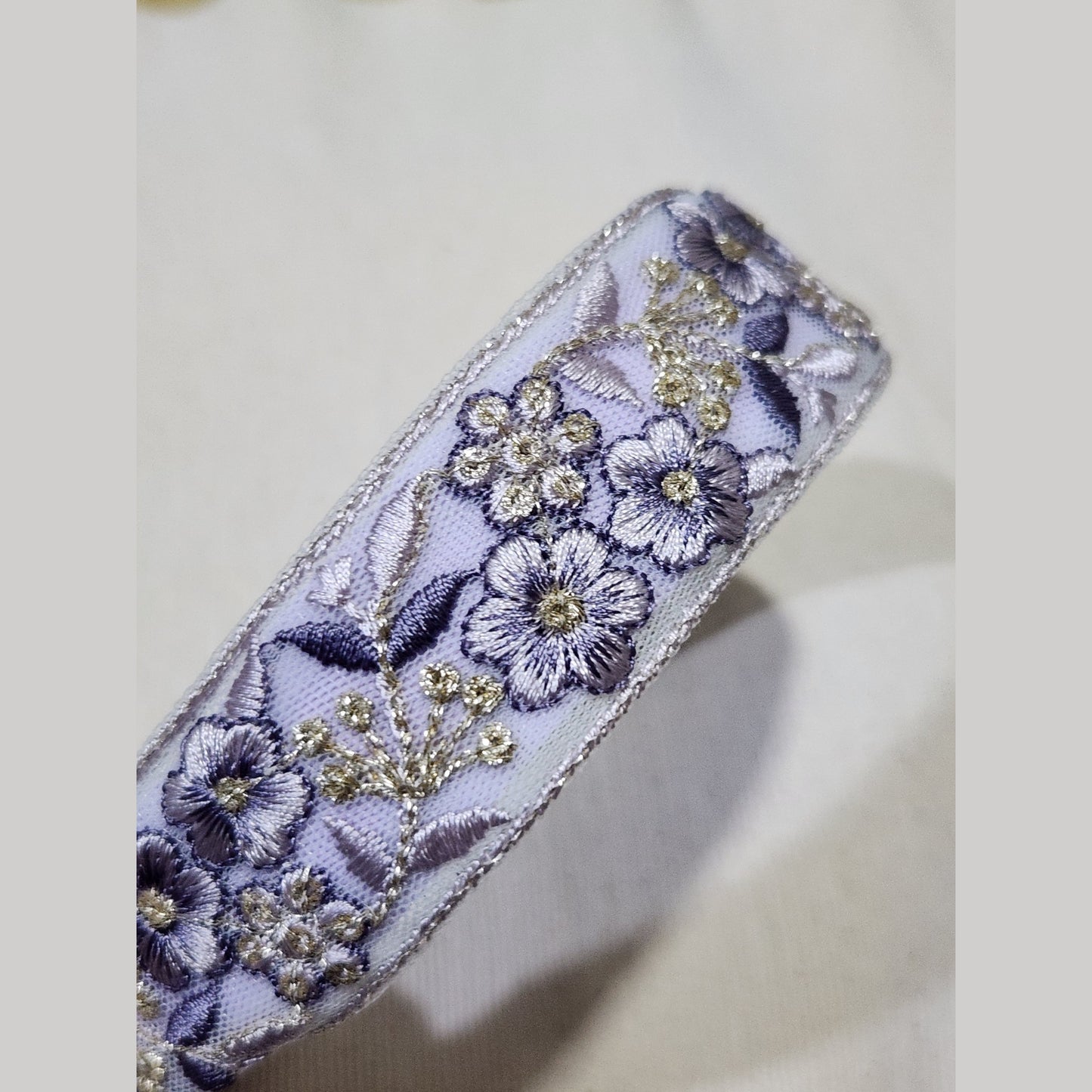 銀蕊花簇・紫色刺繡緞帶髮箍