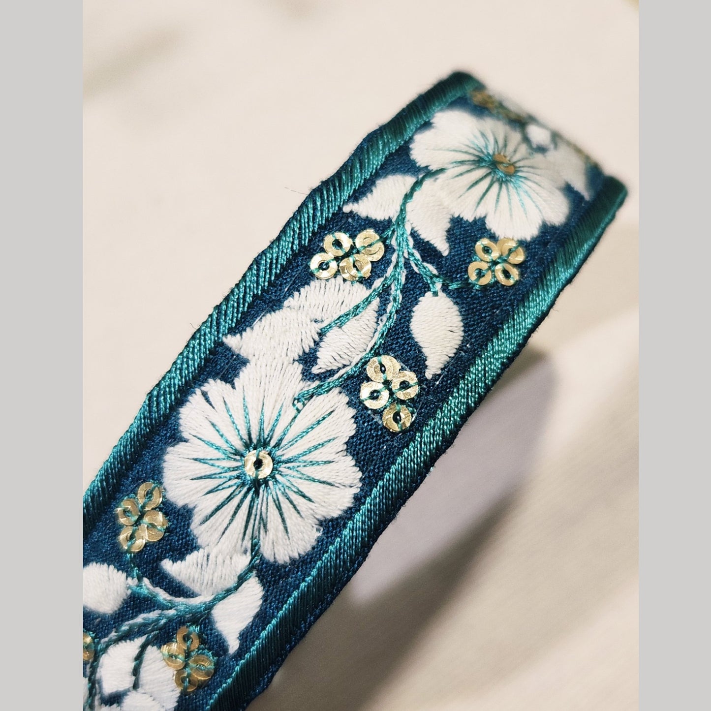 白花藍邊・孔雀藍刺繡緞帶髮箍